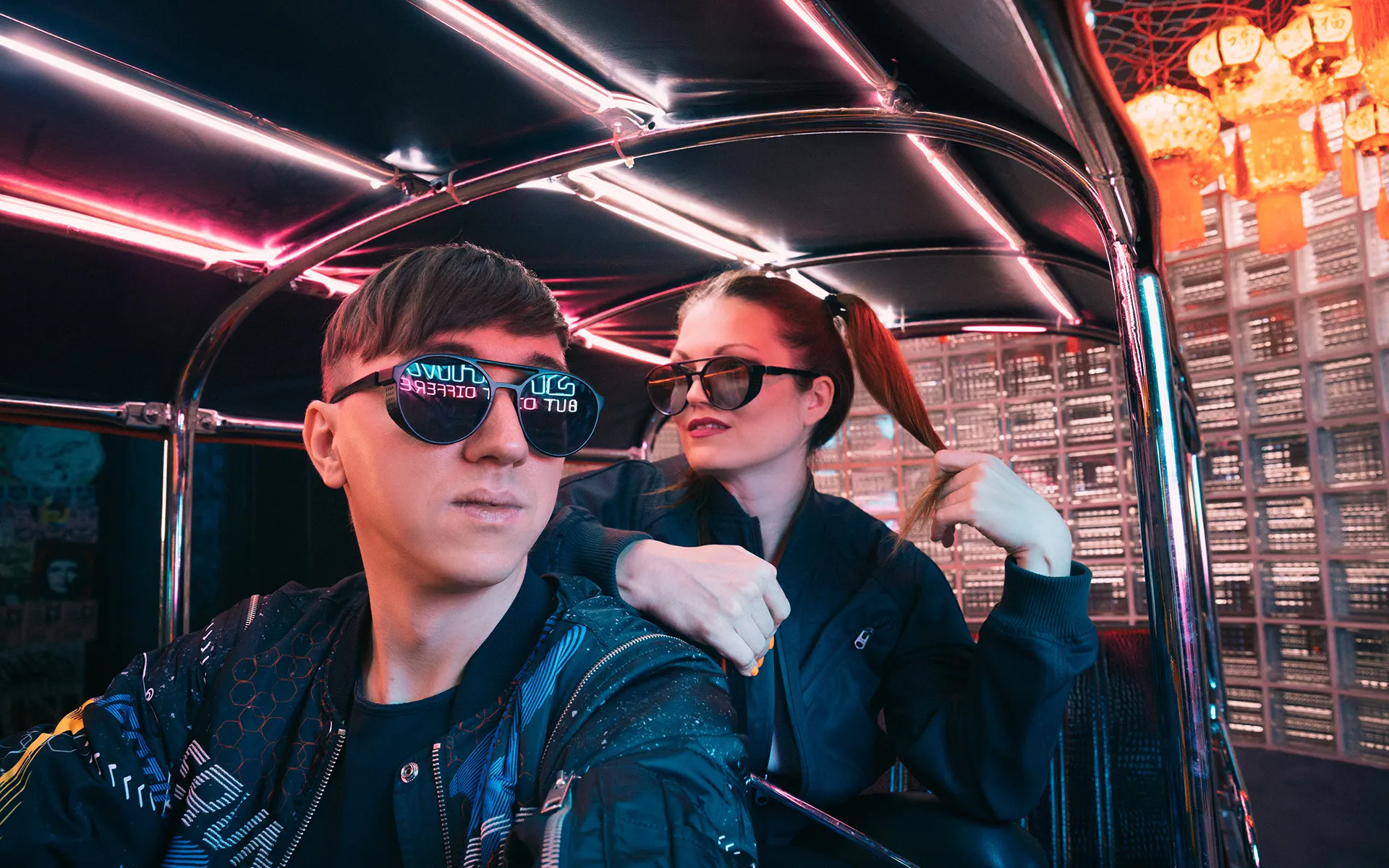 Christopher und Marta in einem Tuk-Tuk bei Nacht