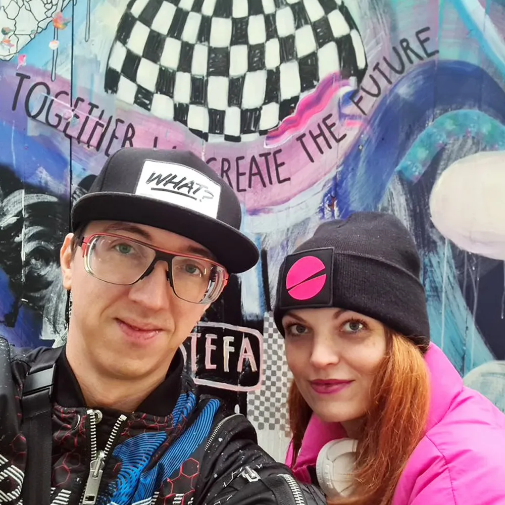 Christopher und Marta vor einer bunten Wand